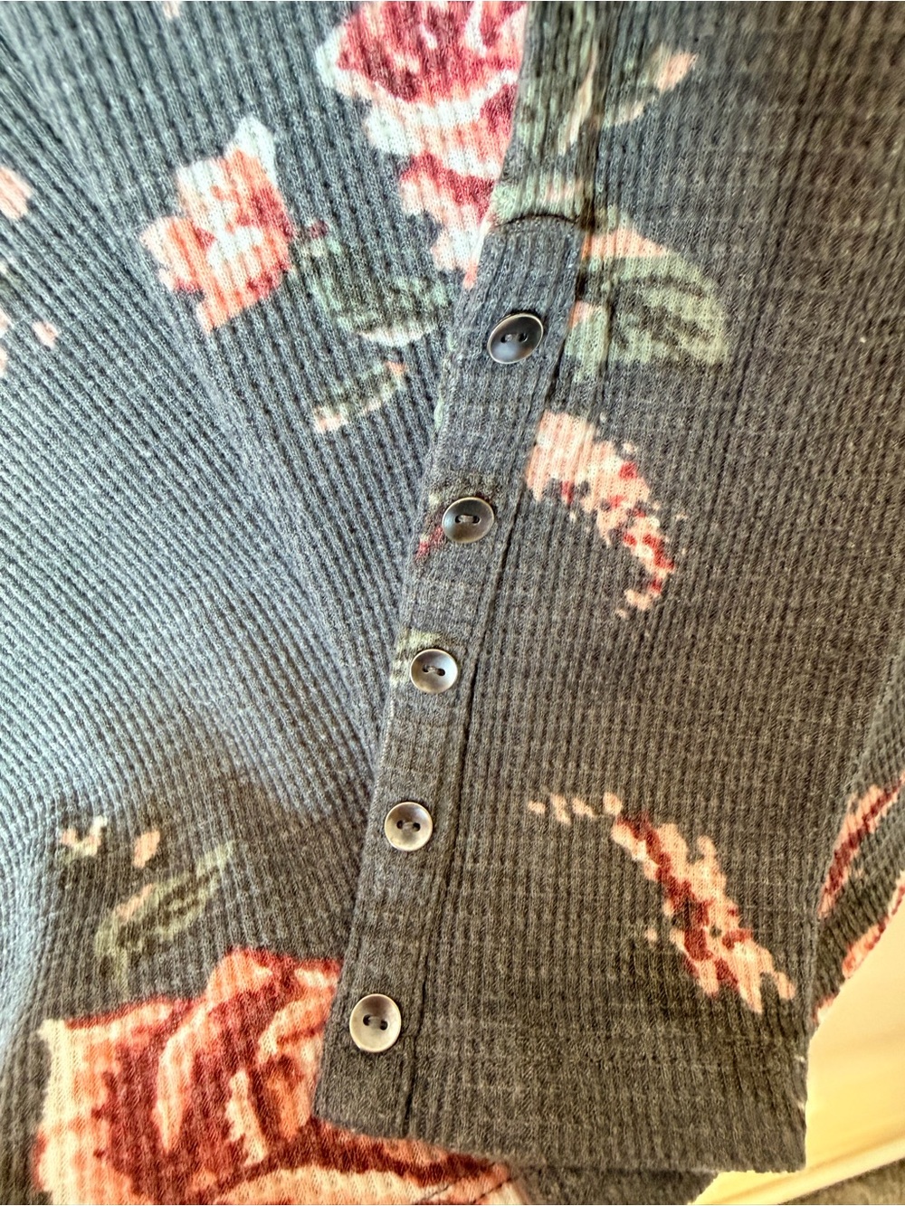 Maurices 24/7 Charcoal Gray Rose Floral Waffle Knit Henley Long Sleeve Top M - Picture 5 of 7